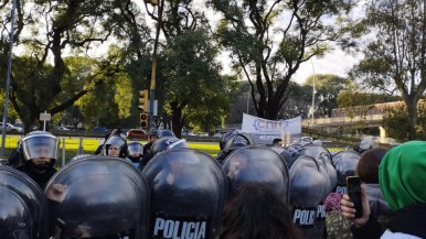 Trabajadores del INTI se concentraron en repudio a los despidos y el cierre de sedes regionales en todo el país