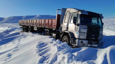 Rescatan  un  camión varado en estancia "Los Viejos" 