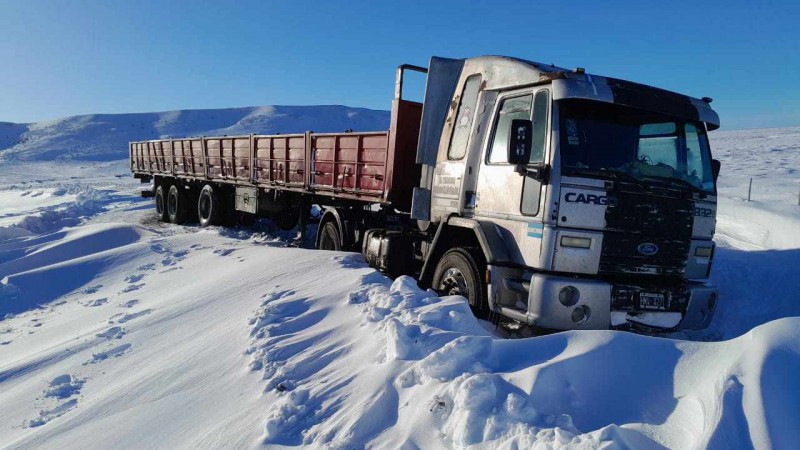 Personal del ejercit con maquinaria pesada ayud en el rescate. 