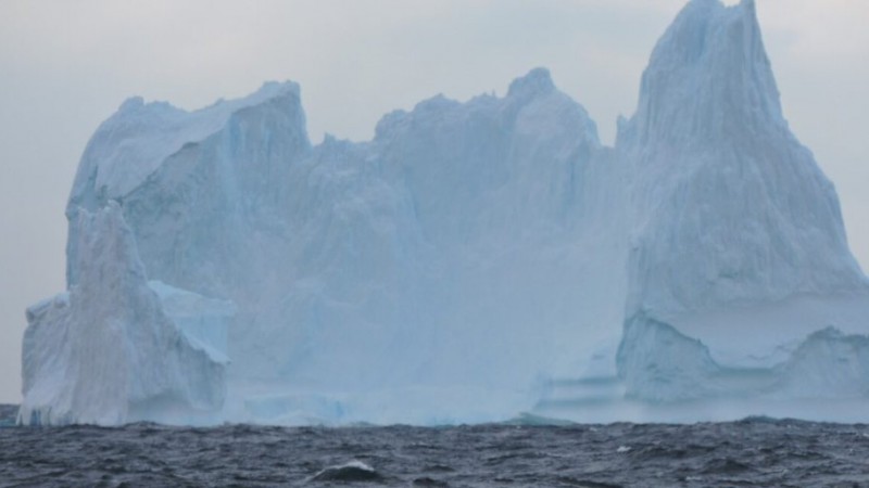 Prefectura monitorea el gigantesco iceberg que flota cerca de Ushuaia