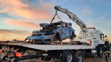 Trágico vuelco en la Patagonia: se confirmó que el BMW iba a más de 220 km/h y que había pinchado el neumático del lado del conductor 