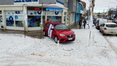 Lotería de Santa Cruz sortea un auto y libera el pozo acumulado