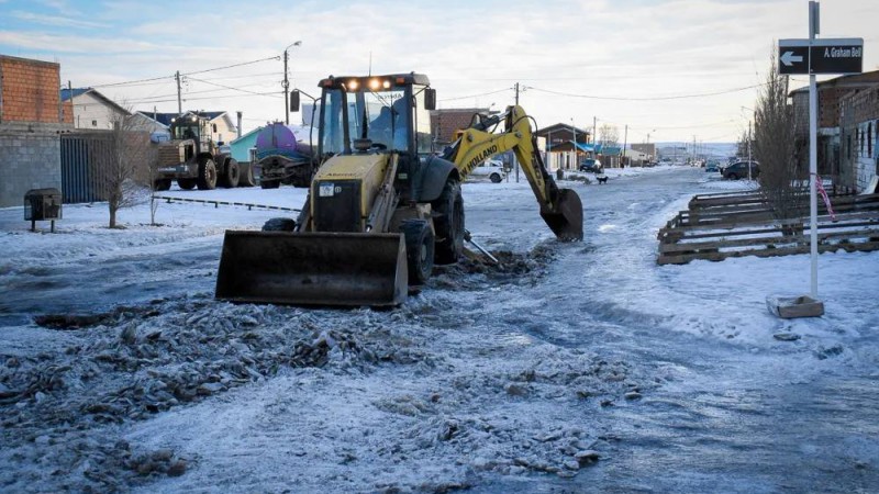 Municipio de Ro Gallegos trabaja en retiro de escarcha en distintas calles de la ciudad