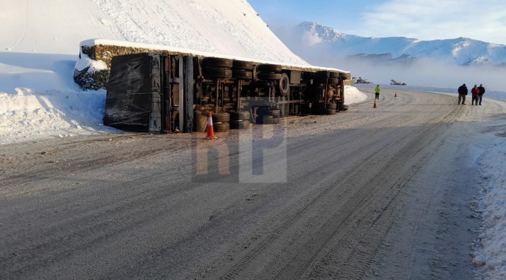 Despiste seguido de vuelco de un camin en la Ruta 3