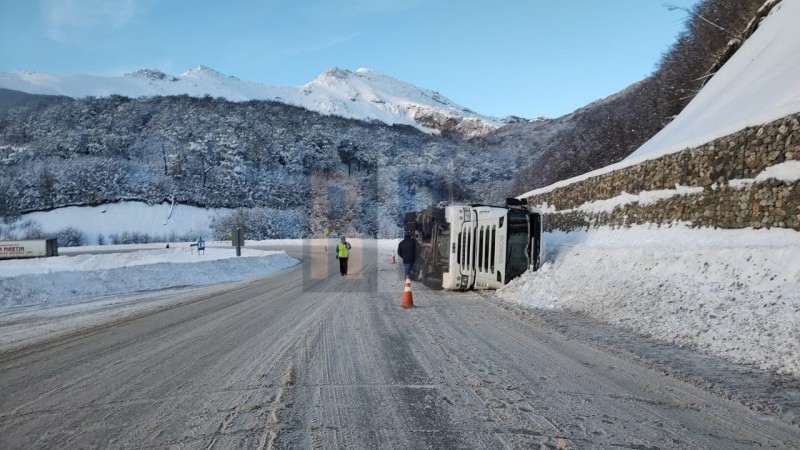 Despiste seguido de vuelco de un camin en la Ruta 3