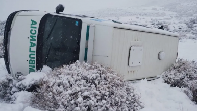 Volcó una ambulancia camino al Glaciar Perito Moreno