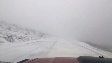 Vídeo: el tramo de la Ruta 3 entre Comodoro y Trelew está cortado por los fuertes vientos y los voladeros de nieve  