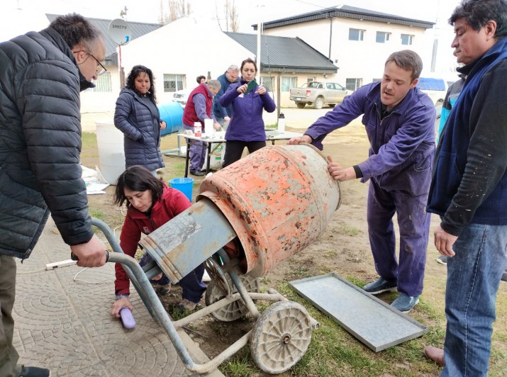 Integrantes del INTA en Santa Cruz investigan alimentacin para gallinas ponedoras a partir de desechos de la fabricacin de cerveza artesanal 