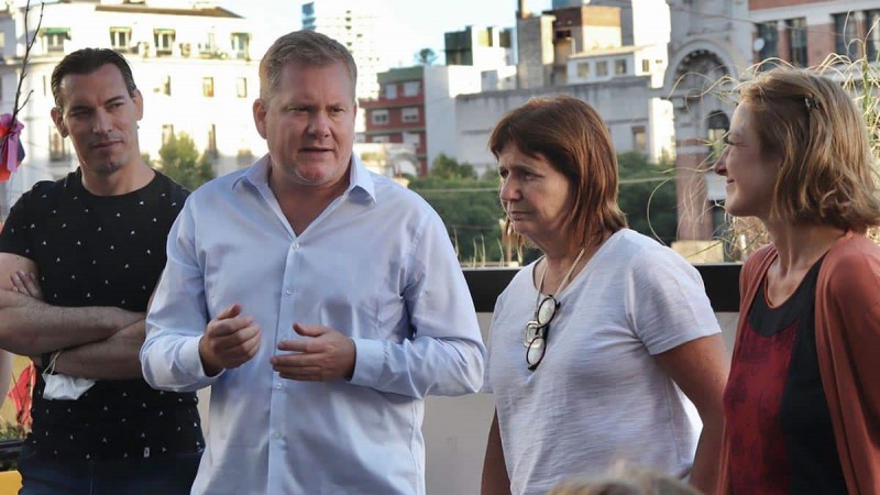 Juan Arenaza (camisa blanca) junto a Patricia Bullrich. 