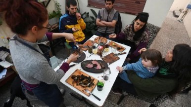 Los argentinos consumen cada vez  menos pan, lácteos y carnes