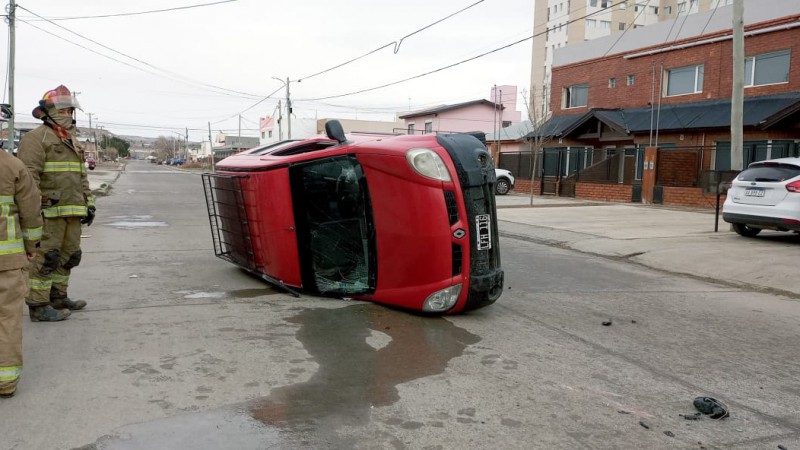  Los bomberos constataron que el conductor del vehculo, identificado como un hombre de 57 aos, ya haba logrado salir del automvil por sus propios medios. 