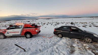 Santa Cruz: rescataron un automóvil que quedó tascado por la nieve 