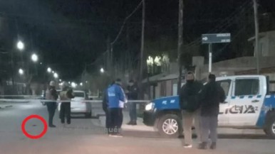 Grave suceso en la Patagonia: cuatro policías fueron a una casa por violencia de género, el agresor los atacó, desmayó a uno de ellos y luego les disparó con el arma que se le cayó a un efectivo 