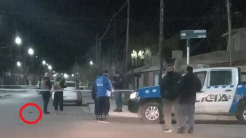 Grave suceso en la Patagonia: cuatro policas fueron a una casa por violencia de gnero, el agresor los atac, desmay a uno de ellos y luego les dispar con el arma que se le cay a un efectivo 