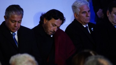 El gobernador que se quedó dormido en el acto de Javier Milei había llegado a Tucumán desde Miami  