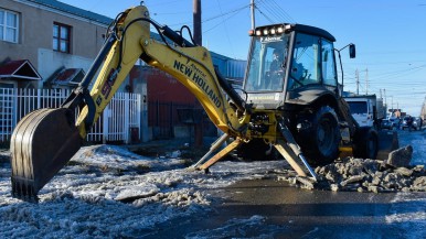 Río Gallegos: el Municipio trabajó con maquinaria pesada para despejar algunas arterías "aprovechando al máximo el aumento de las temperaturas" 