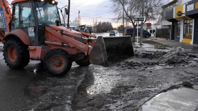 El Municipio de Río Gallegos trabaja en distintos puntos para garantizar la seguridad vial y mejorar la transitabilidad de las calles y veredas 