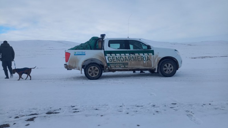 Gendarmera asisit a pobladores de la zona de El Calafate.