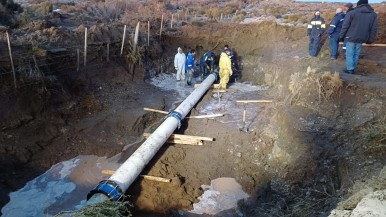 Siguen los trabajos para devolver el servicio normal de agua en San Julián. 