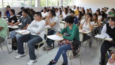 Cuántos adolescentes continúan sus estudios luego de finalizar la secundaria: la cifra desalentadora