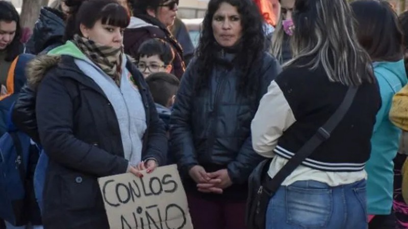 Padres del colegio 201 acusan a los directivos de "encubrir" a la docente detenida por abuso