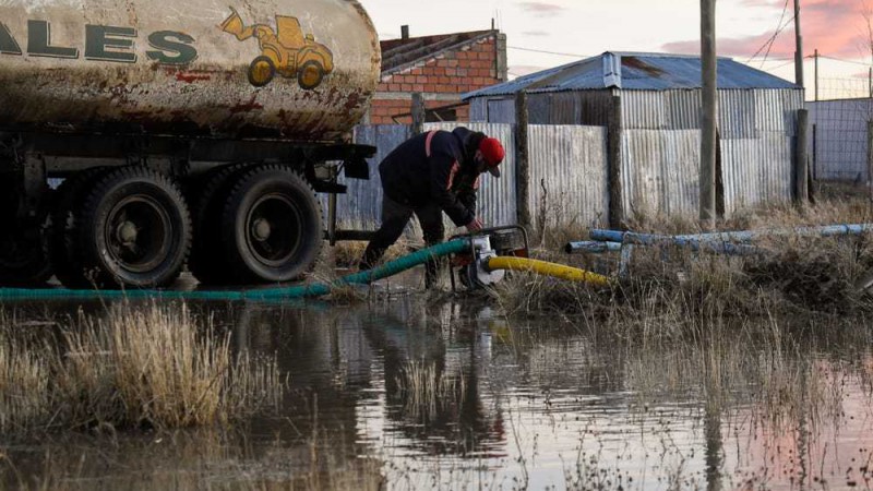 Municipio de Ro Gallegos contina con el desagote y retiro de hielo en los barrios San Benito y Patagonia