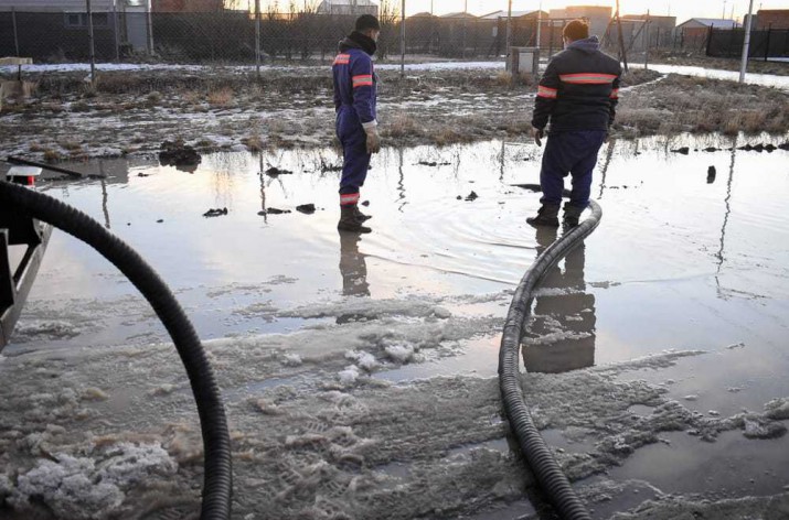 Municipio de Ro Gallegos contina con el desagote y retiro de hielo en los barrios San Benito y Patagonia