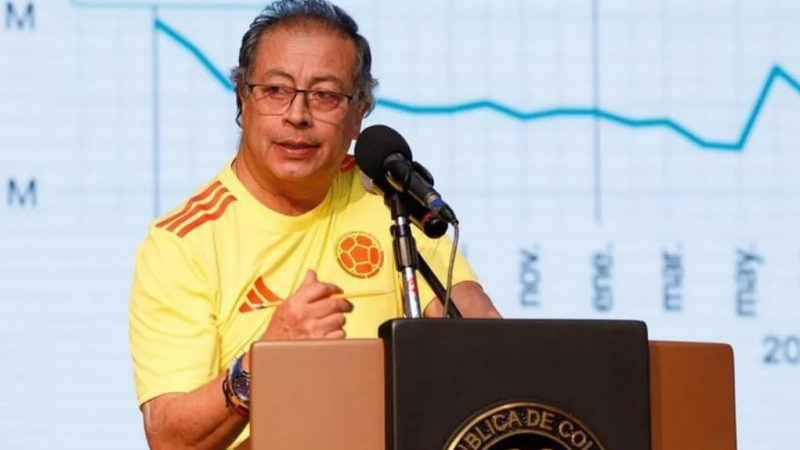 Gustavo Petro con la camiseta de la Seleccin de Colombia.