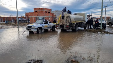 Los trabajos que realiza el municipio por el deshielo y para evitar anegamientos en Río Gallegos 