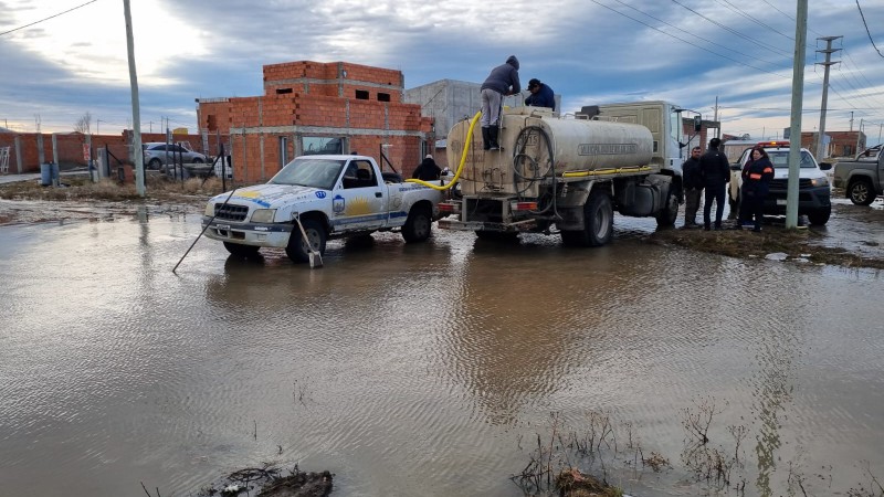 Se hacen terraplenes para evitar el avance del agua y se trabaja con camiones cisternas en las calles anegadas.