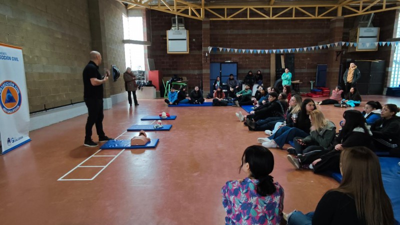 La Municipalidad de Ro Gallegos, se llev a cabo este sbado un curso de Reanimacin Cardiopulmonar (RCP) y primeros auxilios destinado a los profesores y lderes deportivos