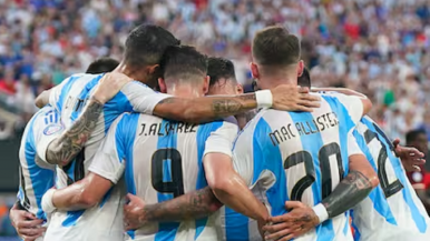 Messi y Di María en el once inicial de Argentina que ya salió a la cancha