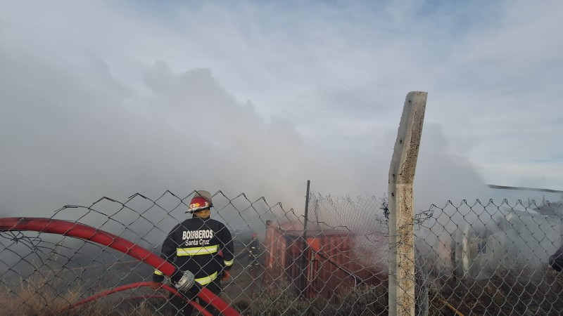 Incendio en Puerto Deseado termina con un bombero herido 