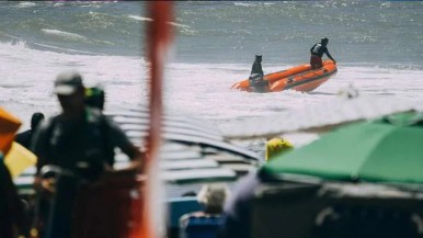 Se hundió un yate deportivo en Mar del Plata: Prefectura rescató a un tripulante y busca a otros dos