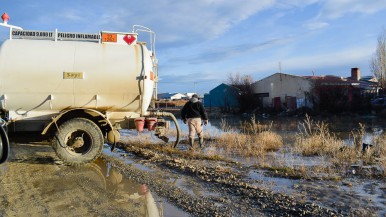 Río Gallegos: municipio continúa el desagote en calles anegadas por deshielo 