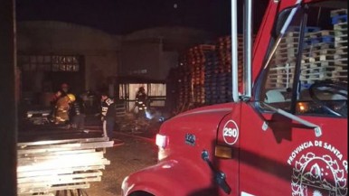 Incendio en depósito de Desarrollo Social: para el gobierno de Santa Cruz fue "intencional" y expuso pruebas