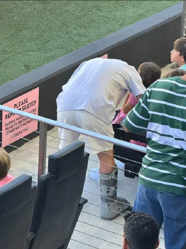 Lionel Messi fue a ver el partido del Inter Miami con una bota ortopdica