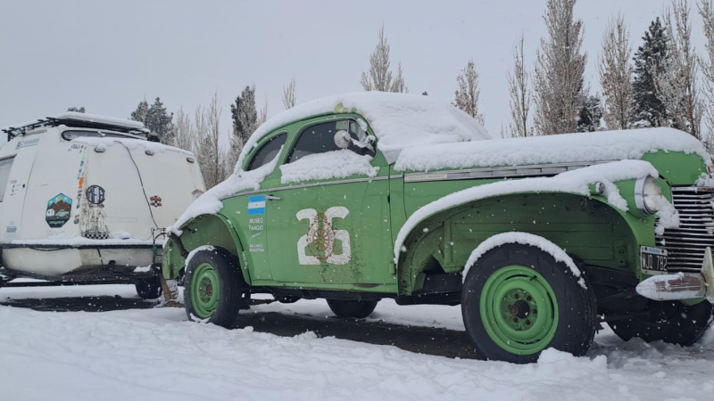 "HastAlaska40": buscan unir Ushuaia y Alaska con una rplica del auto de Fangio y pasaron por Santa Cruz 