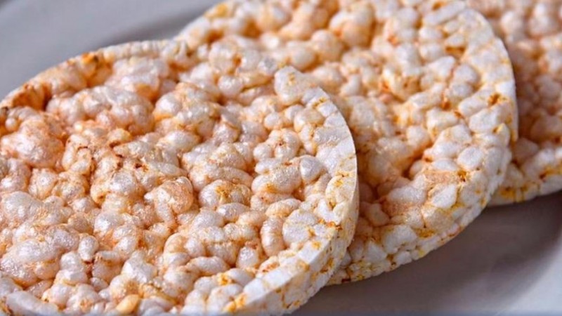 La Anmat prohibi la venta de un aceite de oliva y una marca de galletas de arroz