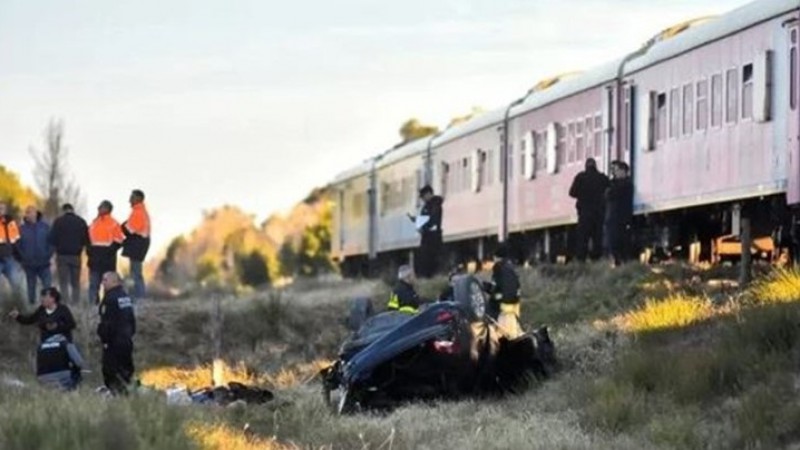 Mar del Plata: un tren que viajaba hacia Buenos Aires embisti un auto y muri una nia