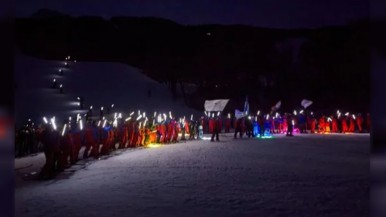 Varios esquiadores y snowboarders descendieron portando antorchas encendidas