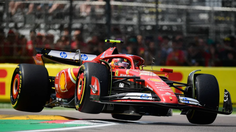 Carlos Sainz Jr. de Ferrari en el Gran Premio de Emilia Romagna (Foto NA: REUTERS/Massimo Pinca).