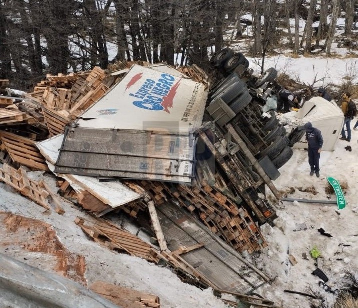 Despiste y vuelco de camin en la Ruta 3