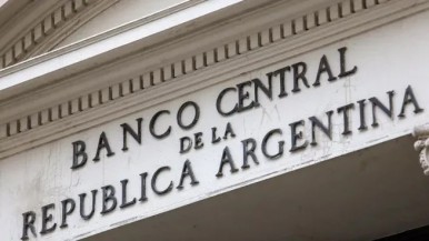 Histórico: por primera vez los depósitos privados en dólares superan a las reservas del Banco Central