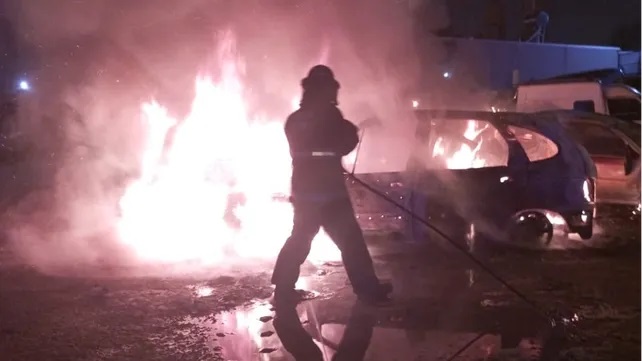 Incendian tres autos frente a una comisaria en Rosario