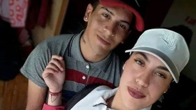 Una mujer policía de 22 años mató a balazos a su novio delante de su suegro