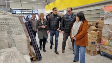 Grasso recorrió la estación de servicio Axion Energy y la sucursal de La Anónima que abrirán próximamente en el barrio Ayres Argentinos de Río Gallegos 