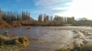 Desborde del río saldo del deshielo  en la localidad 