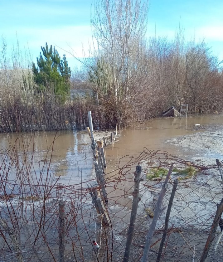 Desborde del ro saldo del deshielo  en la localidad 