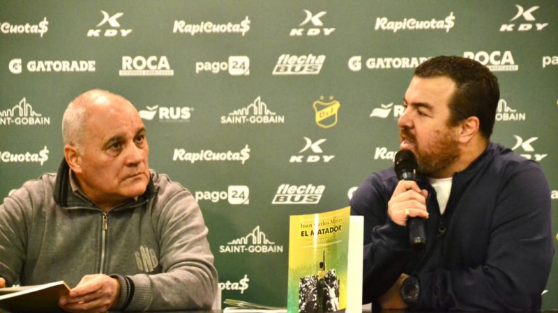 Leonardo Abrahan durante la presentacin de su libro. 